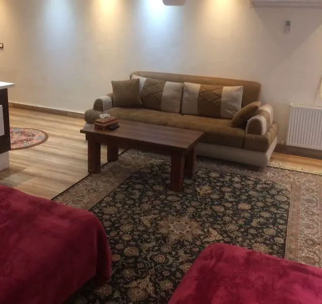 مبل و میز پذیرایی کنار تختهای گیلبرتون
