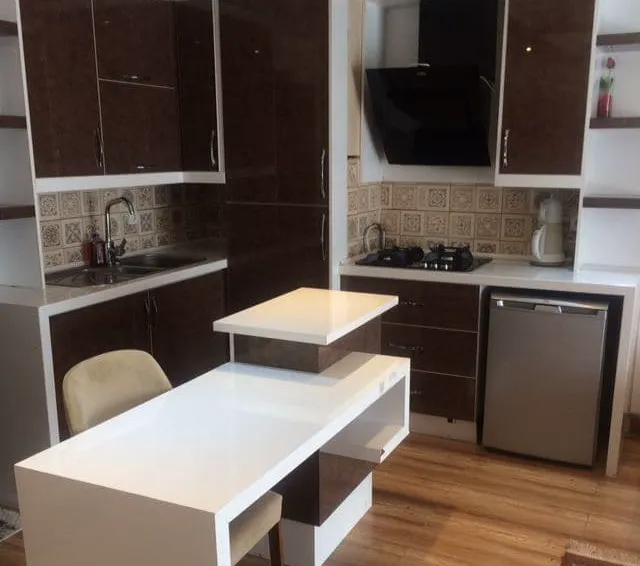 آشپزخانه گیلبرتون با کابینت و میز سفید