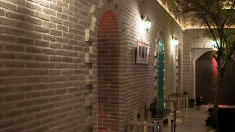 گذرگاه آجری هتل شهباز با طاق و چراغ دیواری
