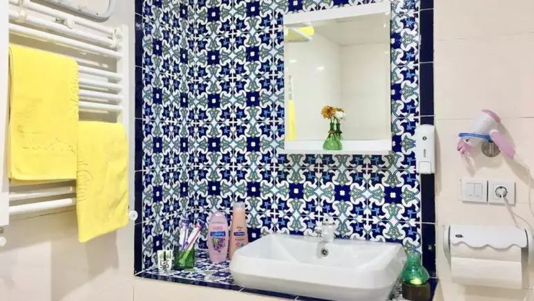 روشویی حمام هتل شهباز با کاشی‌های طرح‌دار