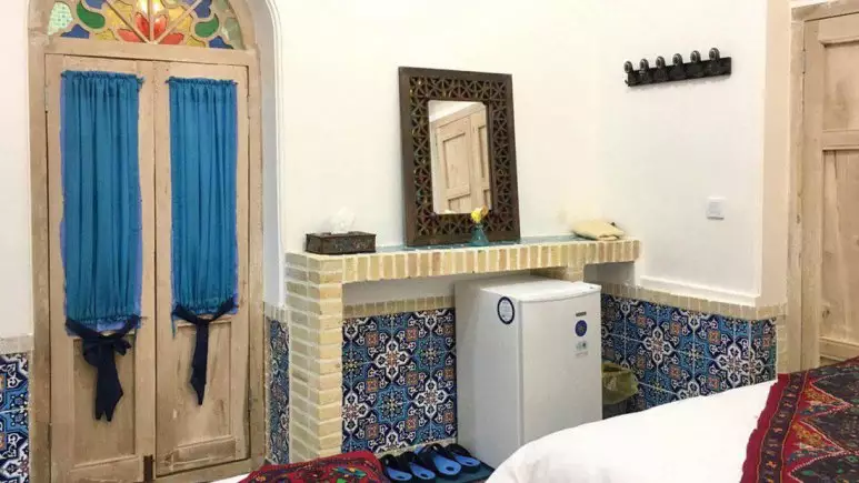 یخچال کوچک و کاشی‌کاری سنتی اتاق هتل شهباز