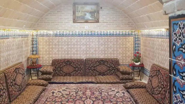اتاق نشیمن سنتی هتل شهباز با مبلمان و فرش ایرانی