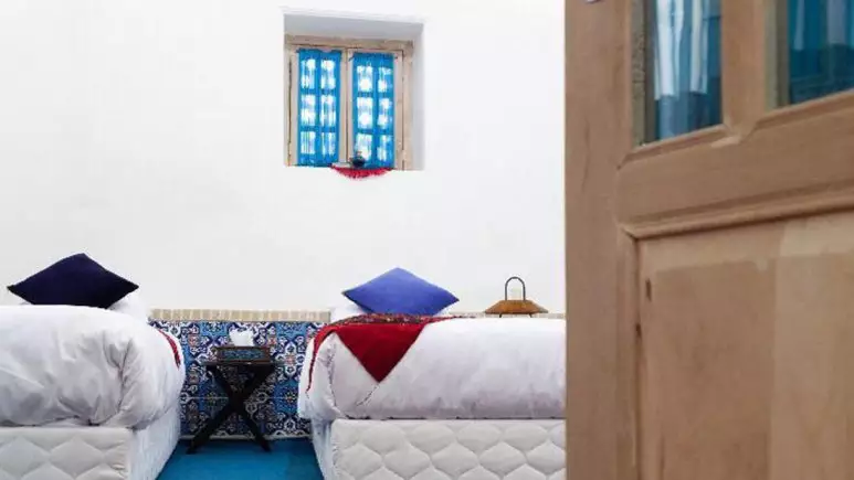 دو تخت یک‌نفره در اتاق هتل شهباز