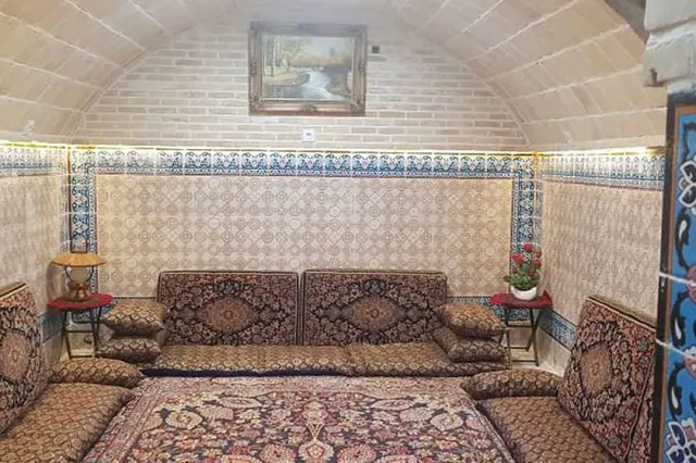اتاق نشیمن سنتی شهباز با مبل‌های فرش‌پوش