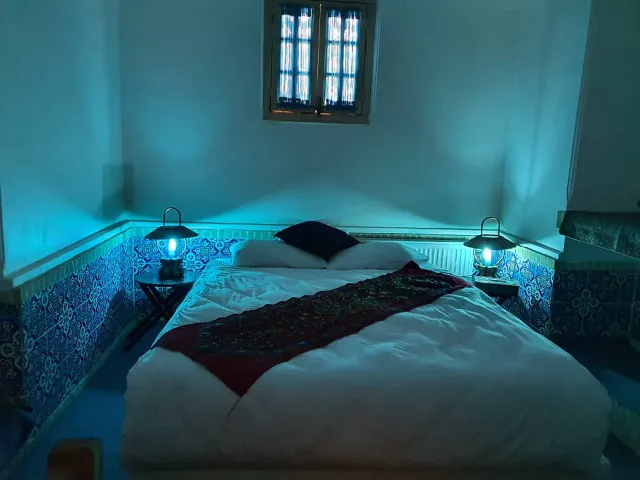 تخت دونفره با کاشی‌کاری سنتی در هتل شهباز