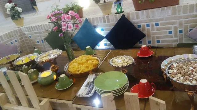چیدمان خوراکی و ظروف رنگی روی میز هتل شهباز