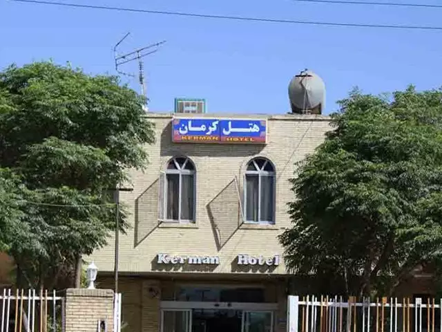 نمای ورودی هتل کرمان با تابلوی سردر