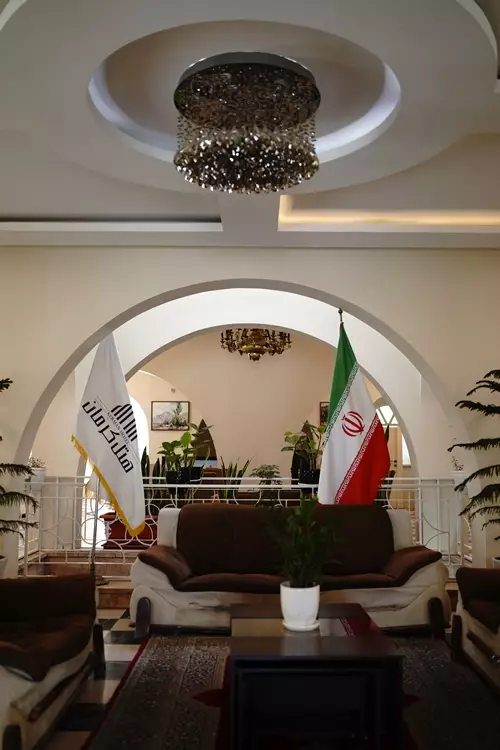 مبلمان و پرچم ایران در لابی هتل کرمان