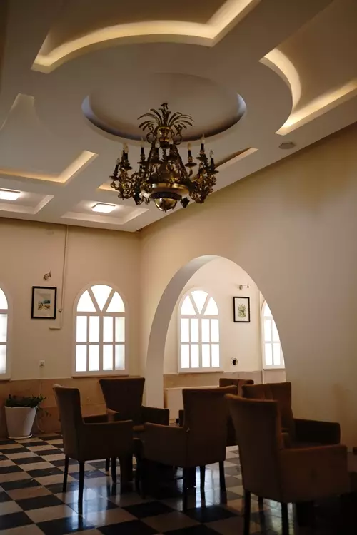 مبلمان لابی زیر لوستر بزرگ هتل کرمان