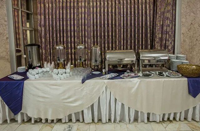 میز پذیرایی هتل کرمان با ظروف سرو نوشیدنی