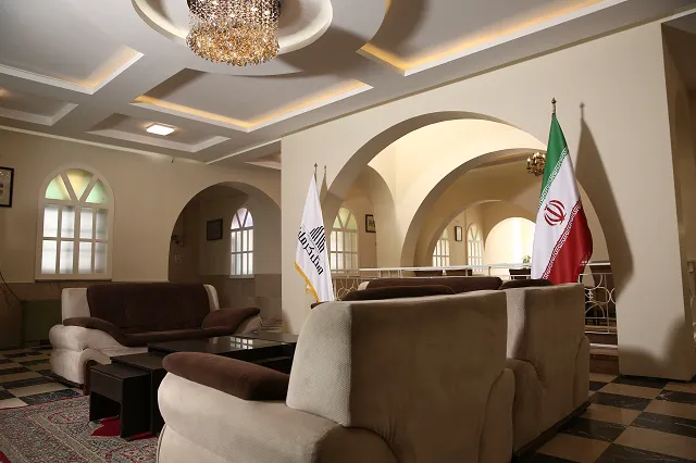 فضای نشیمن هتل کرمان با مبل و پرچم ایران