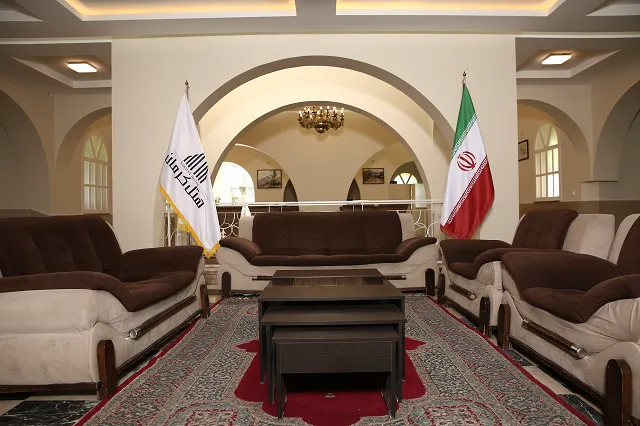 چیدمان مبل‌ها و پرچم‌ها در فضای نشیمن هتل کرمان