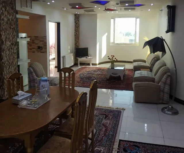 اتاق نشیمن هتل ابوریحان با مبلمان و میز غذاخوری