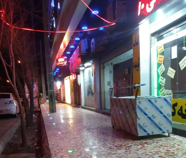نمای بیرونی هتل ابوریحان در شب