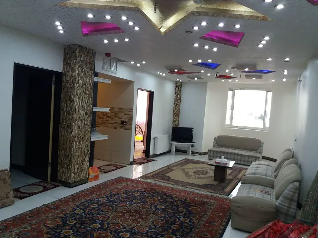 سالن نشیمن هتل ابوریحان با مبل و فرش