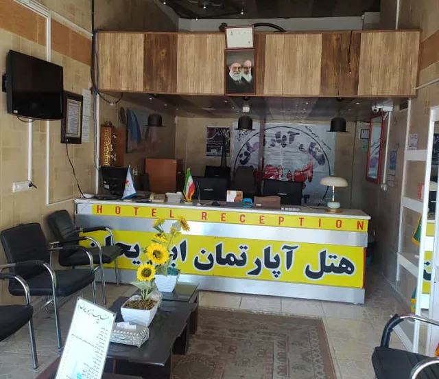 پذیرش هتل ابوریحان با پیشخوان زرد