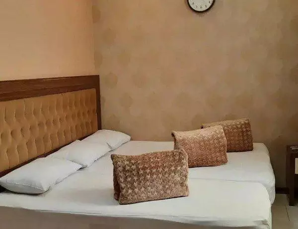 تخت دونفره با تاج چوبی در هتل هرمس