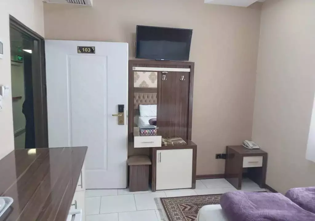 کمد آینه‌دار و تلویزیون اتاق هتل هرمس