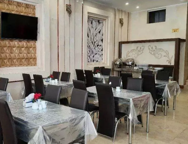 سالن غذاخوری هتل هرمس با میزهای چیده‌شده