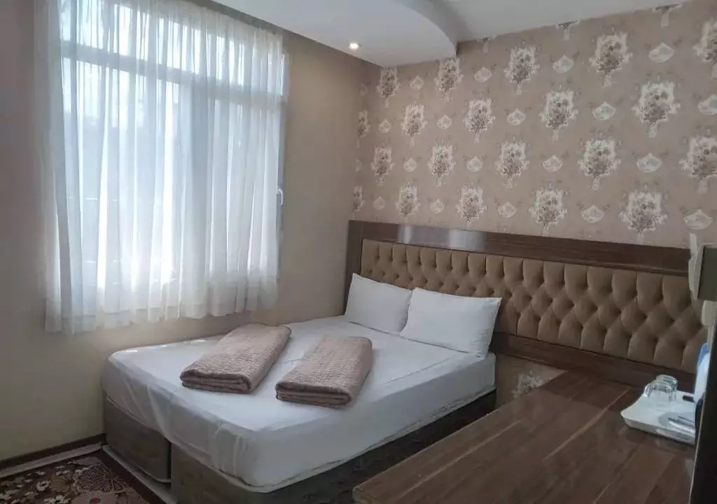 تخت دونفره هتل هرمس کنار پنجره