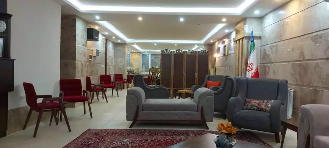 سالن نشیمن هتل پاتاق با مبلمان خاکستری