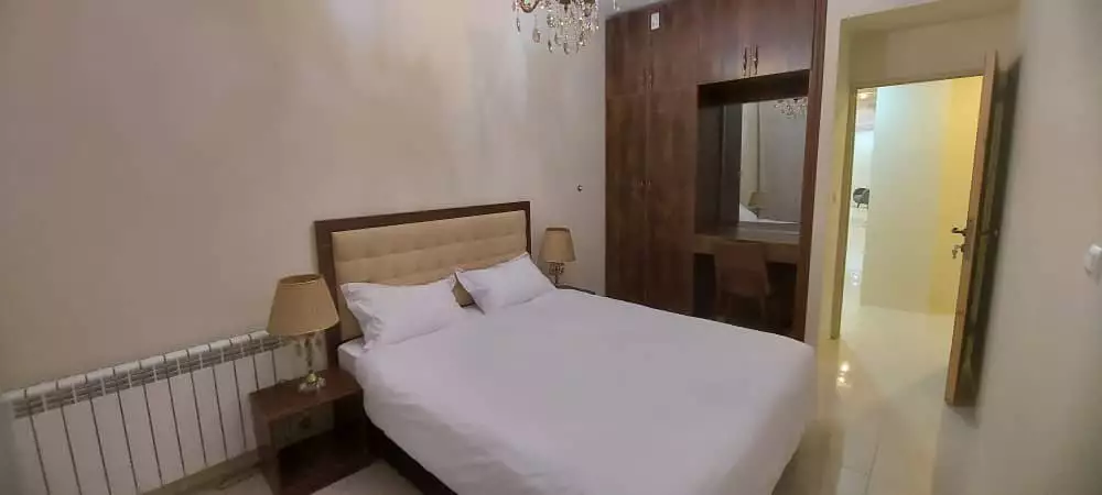 اتاق خواب پاتاق با تخت دونفره و کمد چوبی