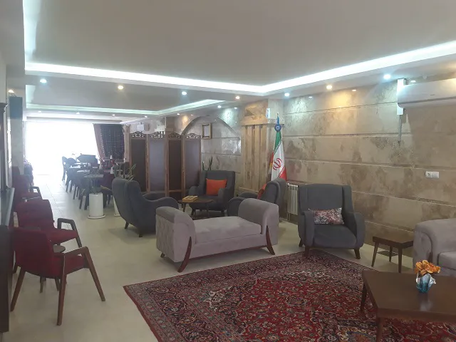 سالن نشیمن هتل پاتاق با مبل و فرش ایرانی
