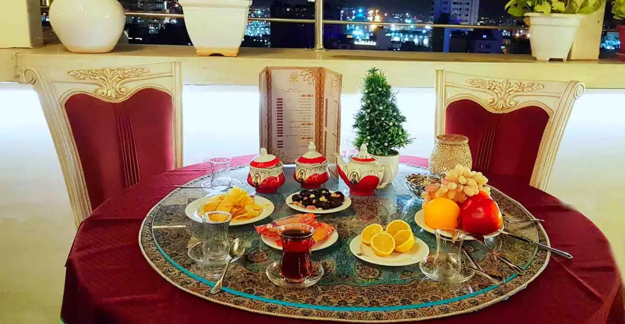 میز پذیرایی با چای و میوه در هتل نوین
