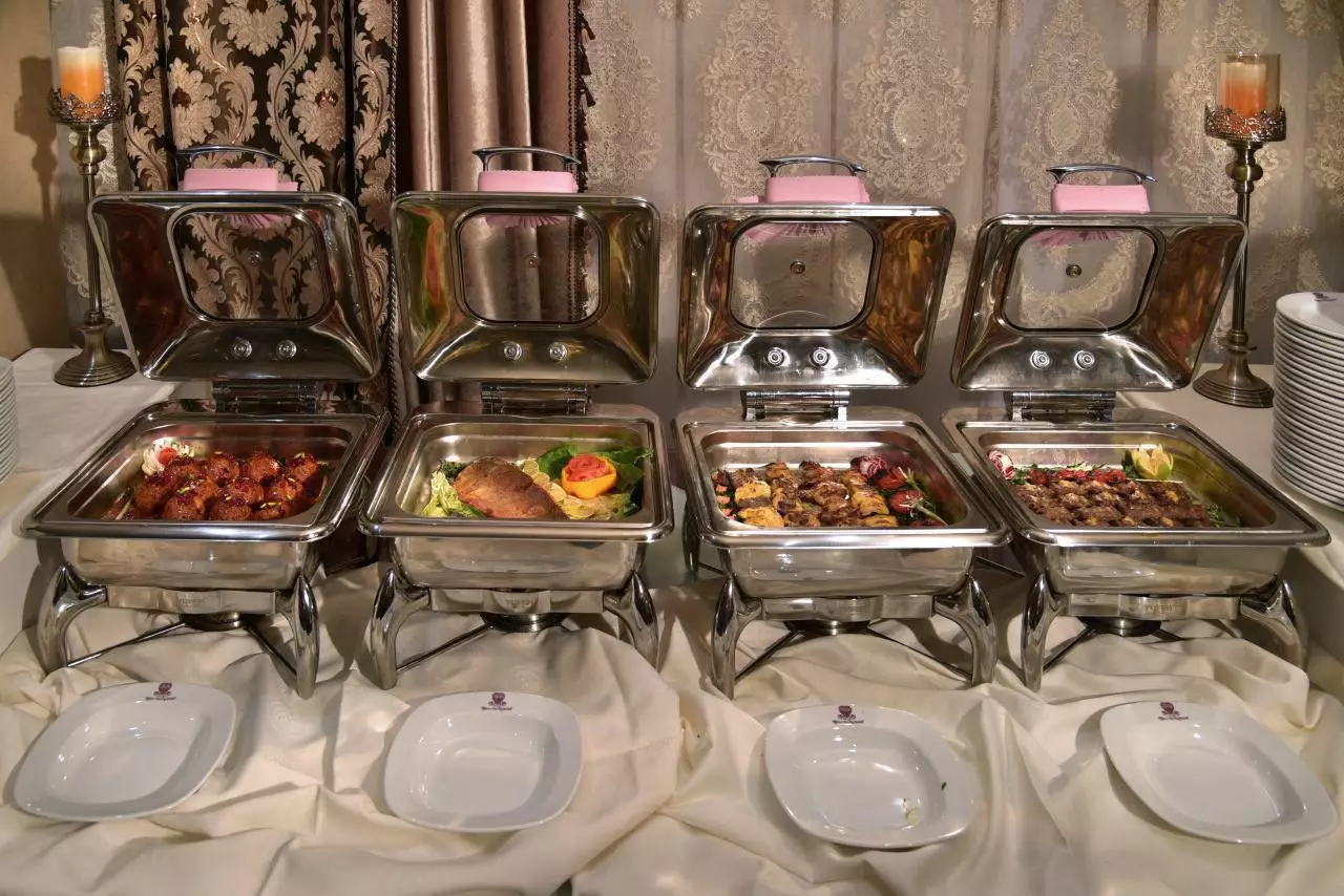 ظروف گرم‌کن استیل حاوی غذا در هتل نوین