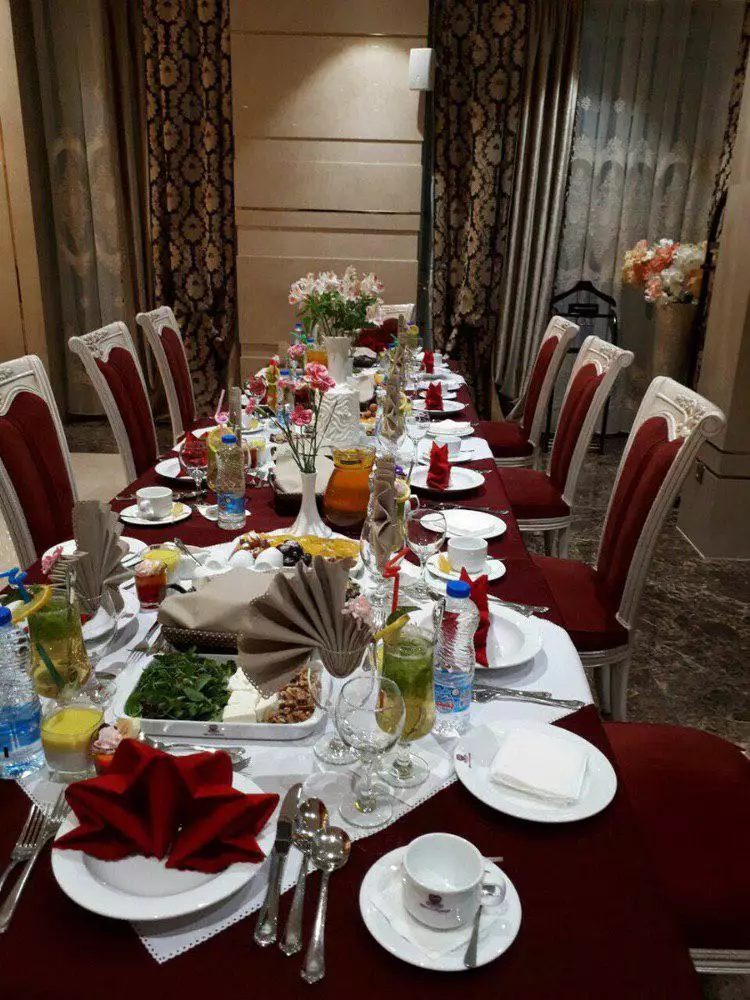 میز غذاخوری چیده‌شده در هتل نوین