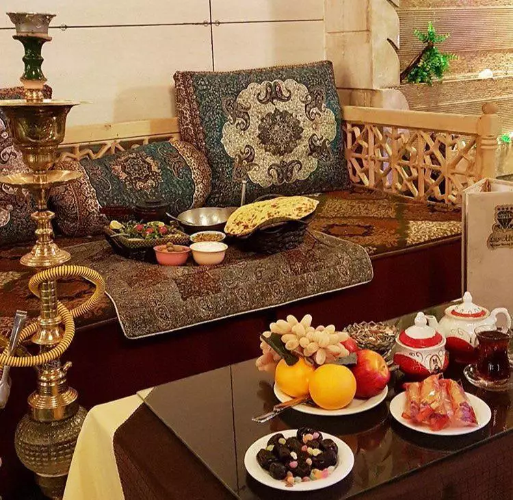فضای نشیمن سنتی هتل نوین با قلیان و میوه