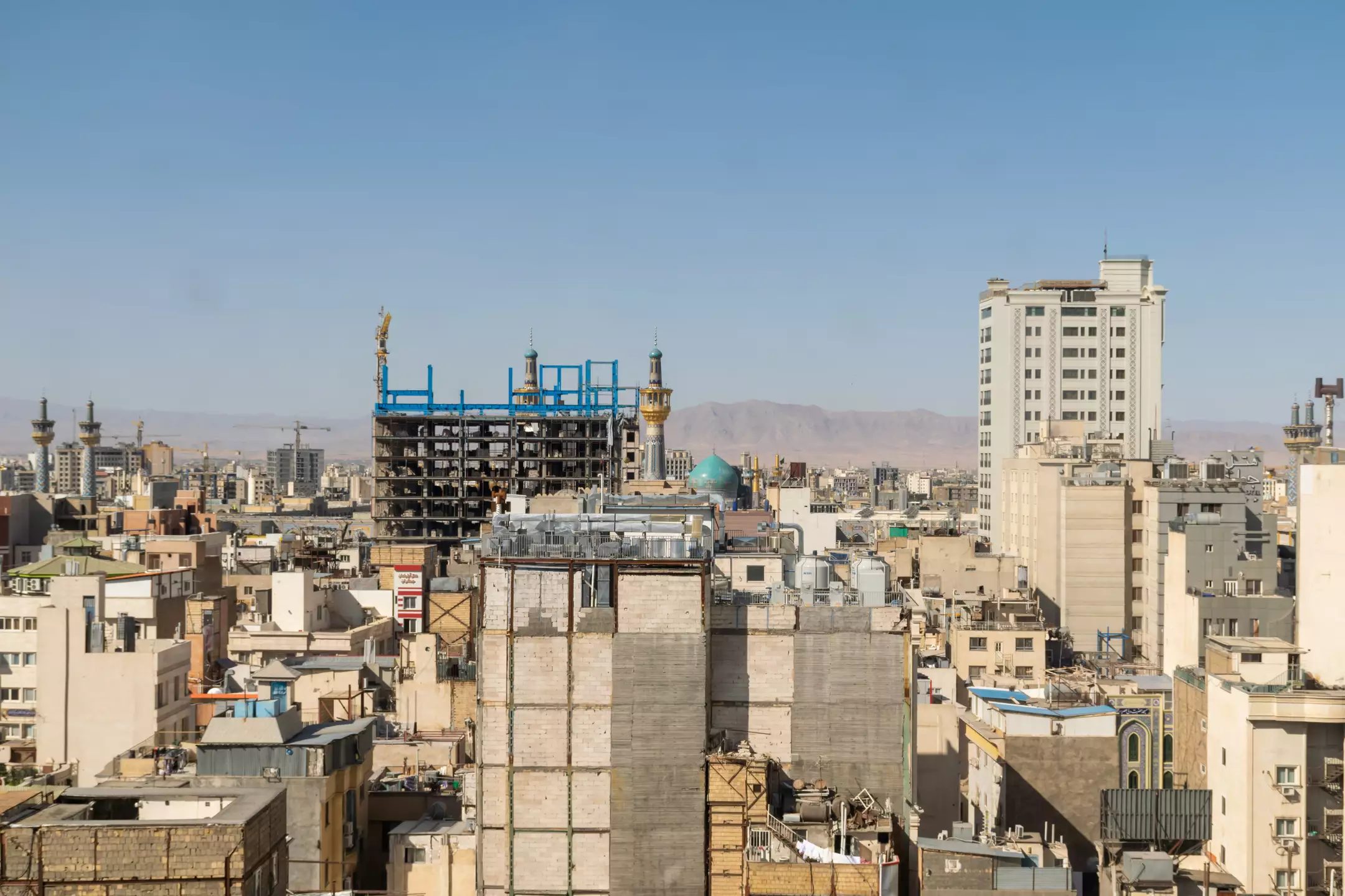 نمای ساختمان‌های شهر از هتل نوین