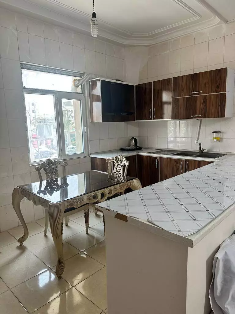 آشپزخانه با کابینت‌های چوبی در هتل شوهاز