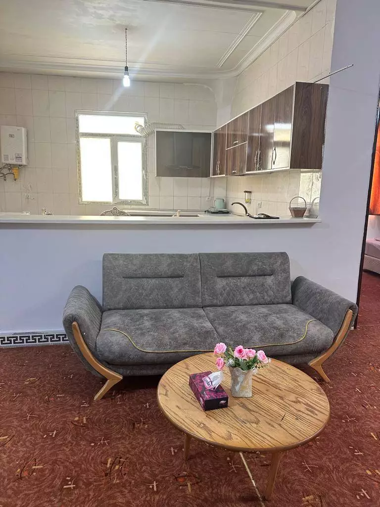 مبل طوسی و میز گرد چوبی در شوهاز
