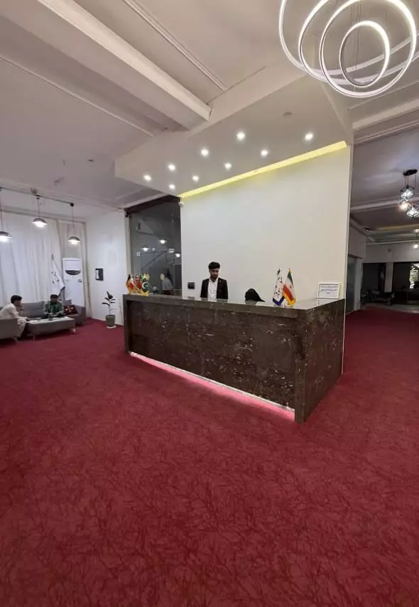 پذیرش هتل شوهاز با پیشخوان سنگی
