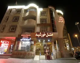 نمای ورودی هتل خورشید در شب