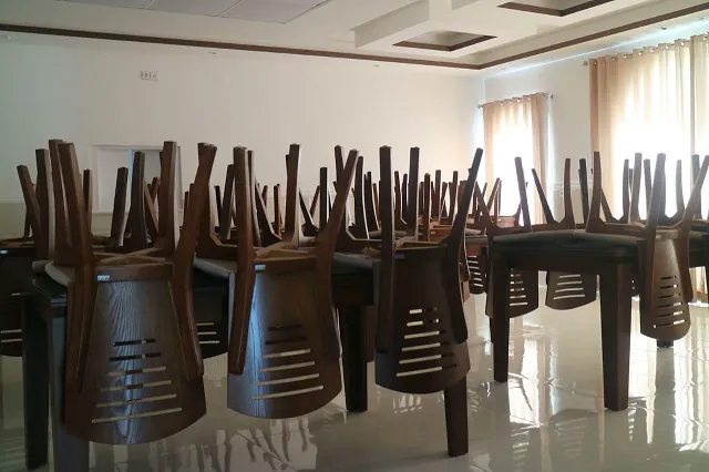 چیدمان صندلیها روی میزهای سالن ستاره