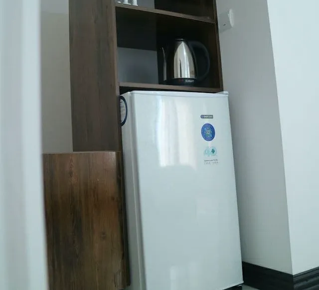یخچال و کتری برقی در اتاق هتل ستاره