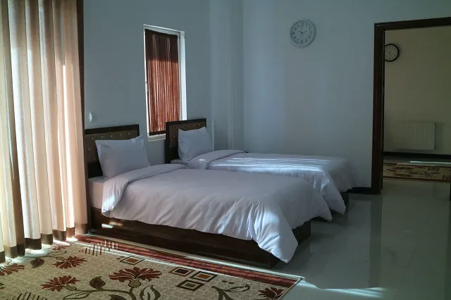 دو تخت یکنفره در اتاق هتل ستاره