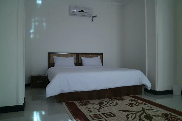 تخت دونفره هتل ستاره و فرش طرحدار