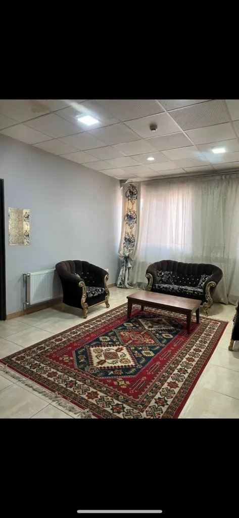 حسین؛ نشیمن با مبلهای سلطنتی و فرش قرمز