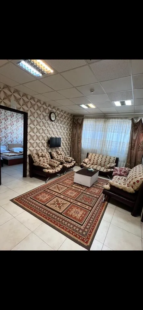 نشیمن هتل حسین با مبلمان و فرش طرحدار