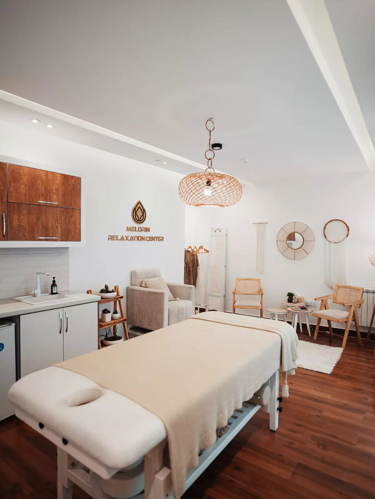 اتاق ماساژ هتل ملورین با تخت و صندلی