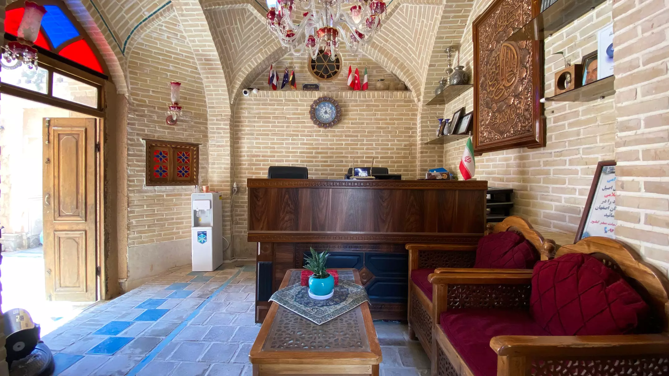 پذیرش آجری هتل یاس با مبلمان سنتی