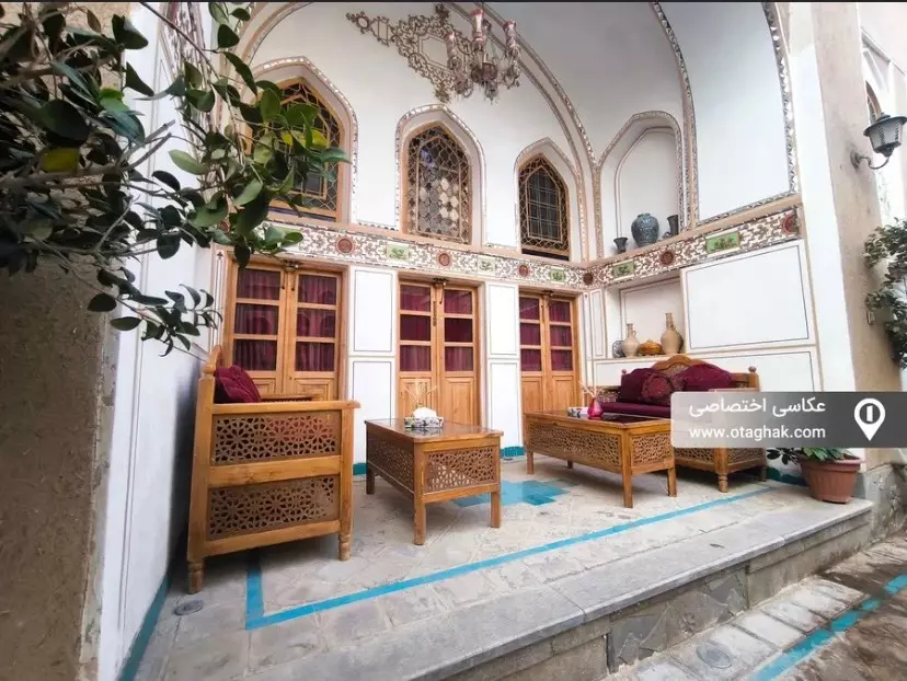 نشیمن سنتی حیاط هتل یاس با مبلمان چوبی مشبک