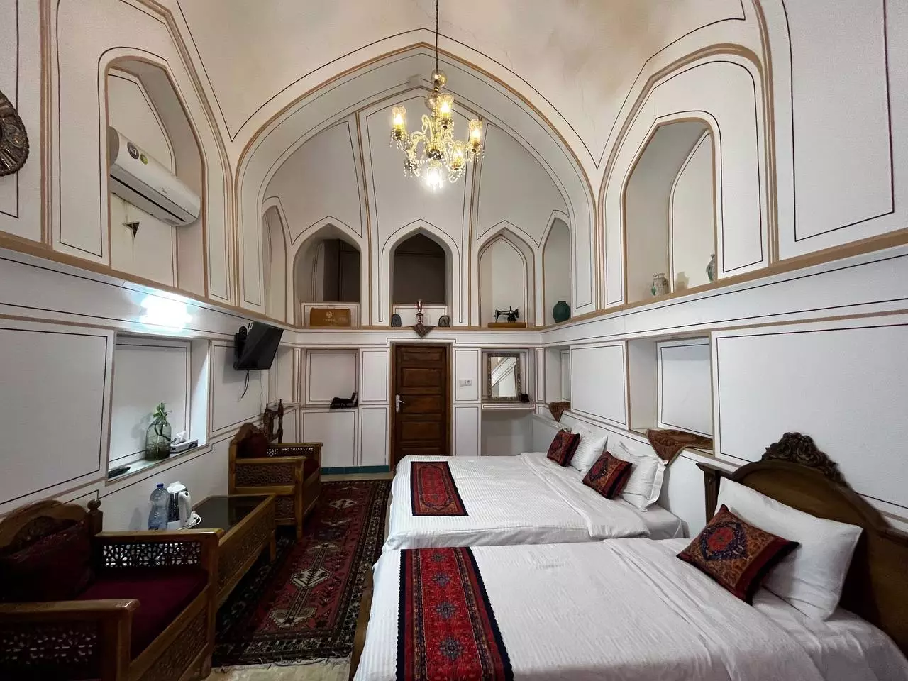 اتاق یاس با دو تخت و طاقهای بلند