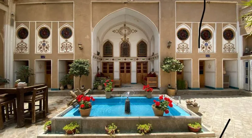 حوض آب و نمای سنتی هتل یاس