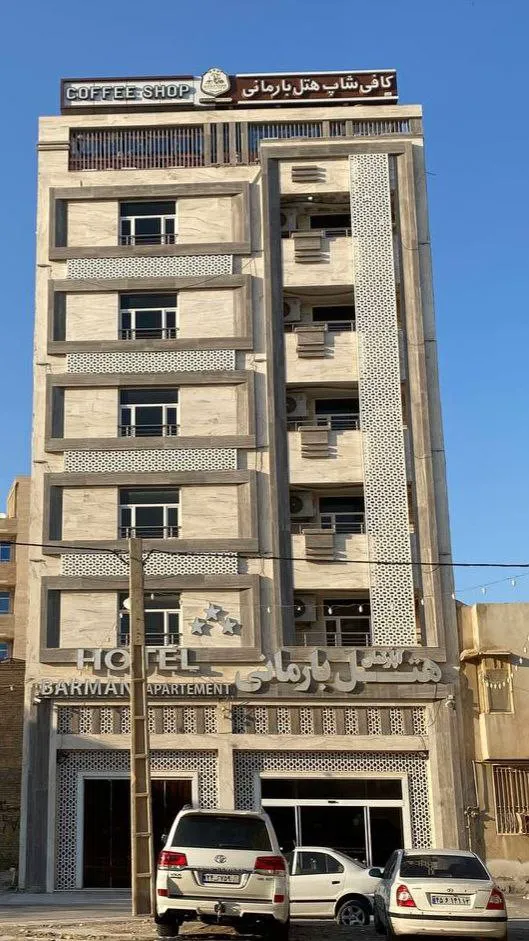 نمای بیرونی هتل بارمانی با نمای سنگی