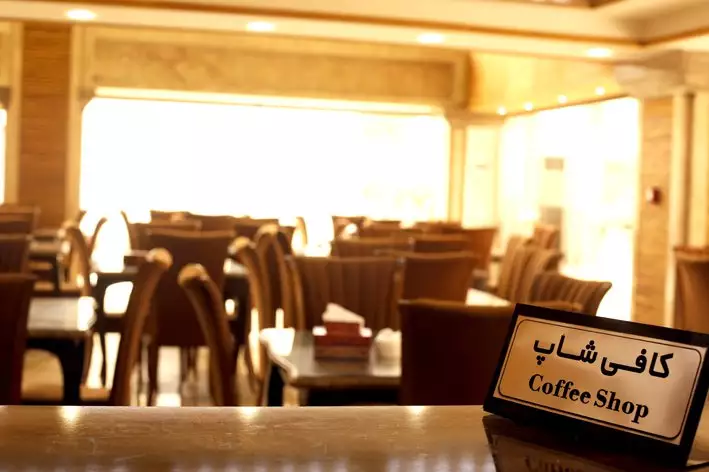 تابلوی کافه‌شاپ در فضای هتل شهریار