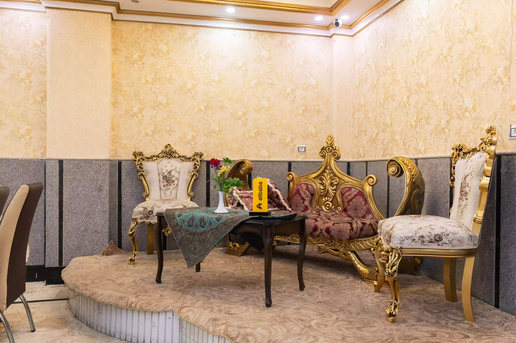مبلمان سنتی طلایی در نشیمن هتل فردوس